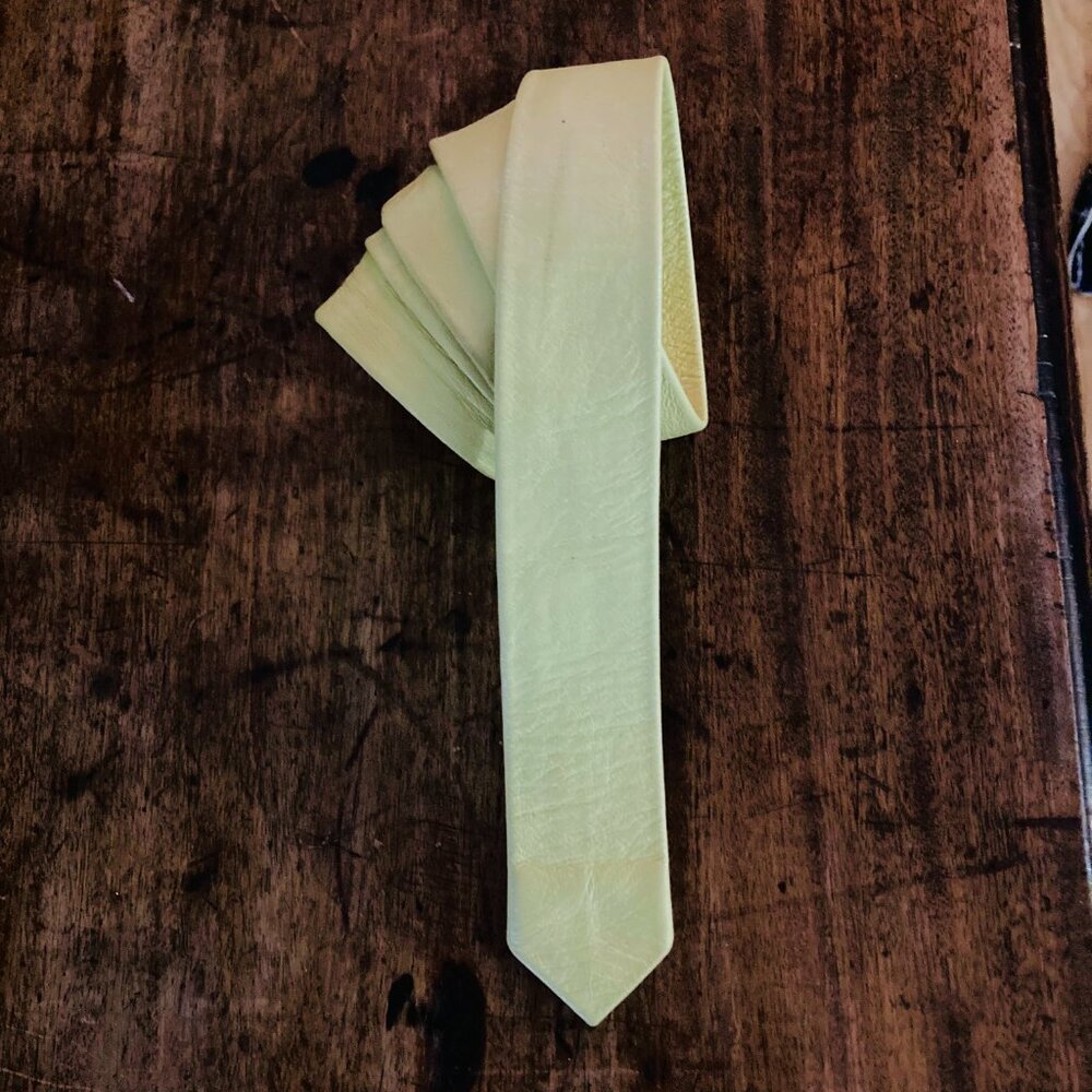 💥2 for 1💥Vintage Le Chateau Skinny Yellow Leather Necktie - late 70s & 80s - Picture 9 of 10